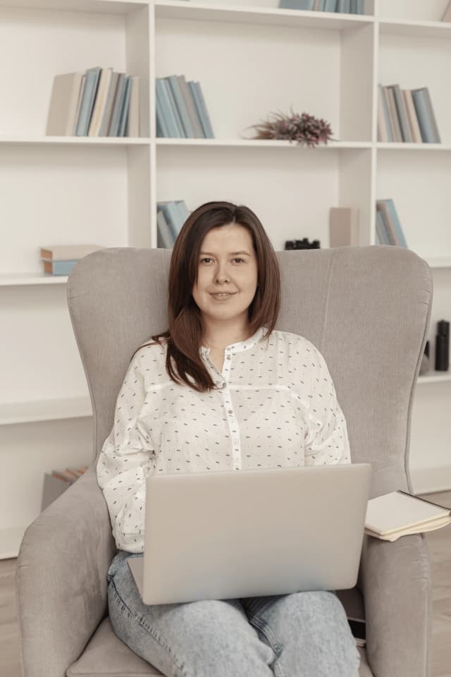 Sesiune de terapie online - persoană relaxată la laptop