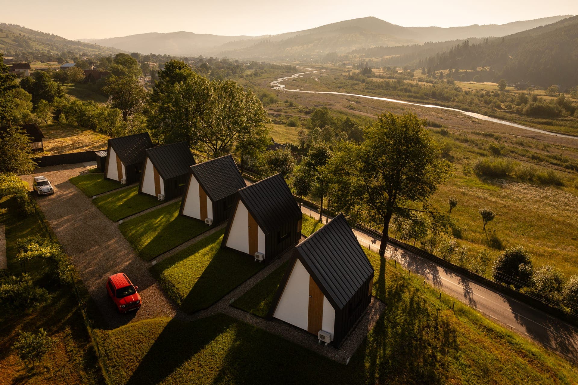 Reconnect Glamping — individual cabins in nature, aerial view